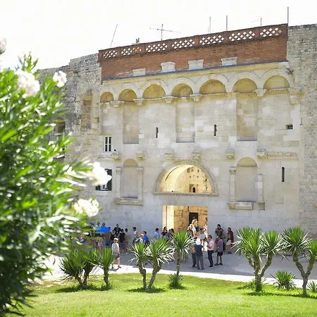 Porta Aurea شقة *